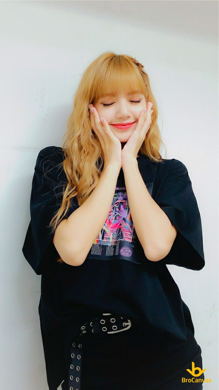 Hình ảnh Lisa Nựng Má Dễ Thương