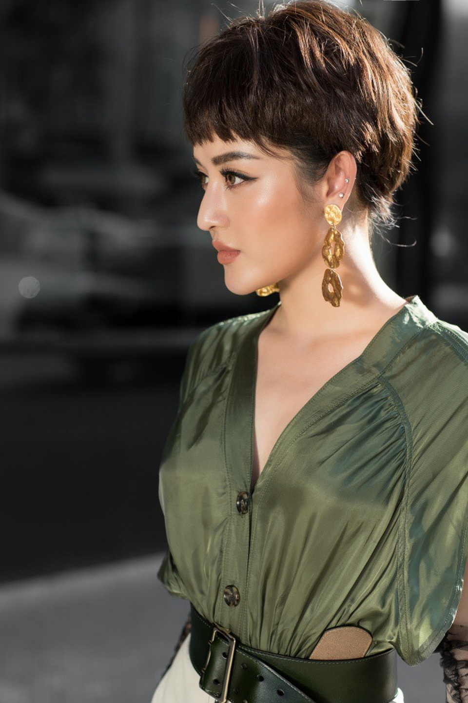 Từ một nàng Á hậu được cho là an toàn với mái tóc dài nữ tính, Huyền My gây bất ngờ khi xuất hiện cùng tạo hình tóc tém sắc lạnh và ấn tượng.