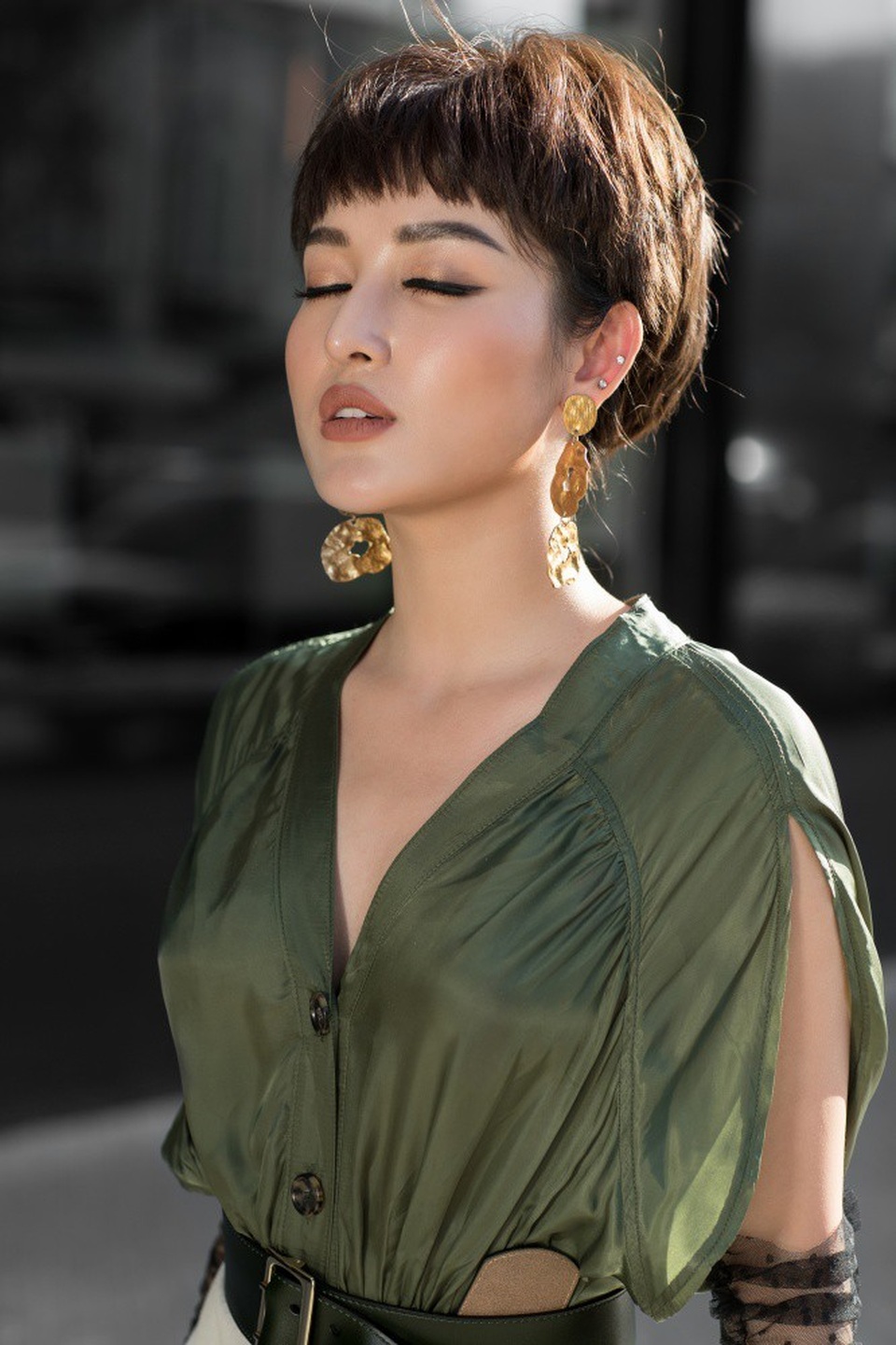 Không chỉ có thể, phong cách thời trang street style của Huyền My trong bộ ảnh lần này cũng thay đổi 180 độ.
