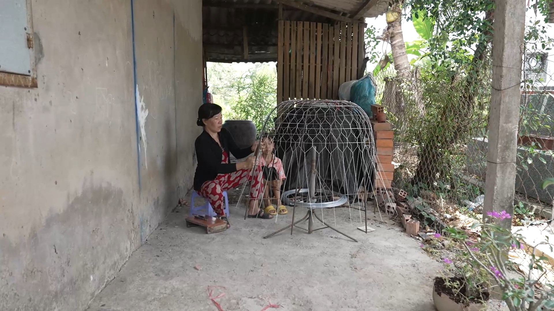 Công việc thường ngày của chị Thủy là đan bội gà.