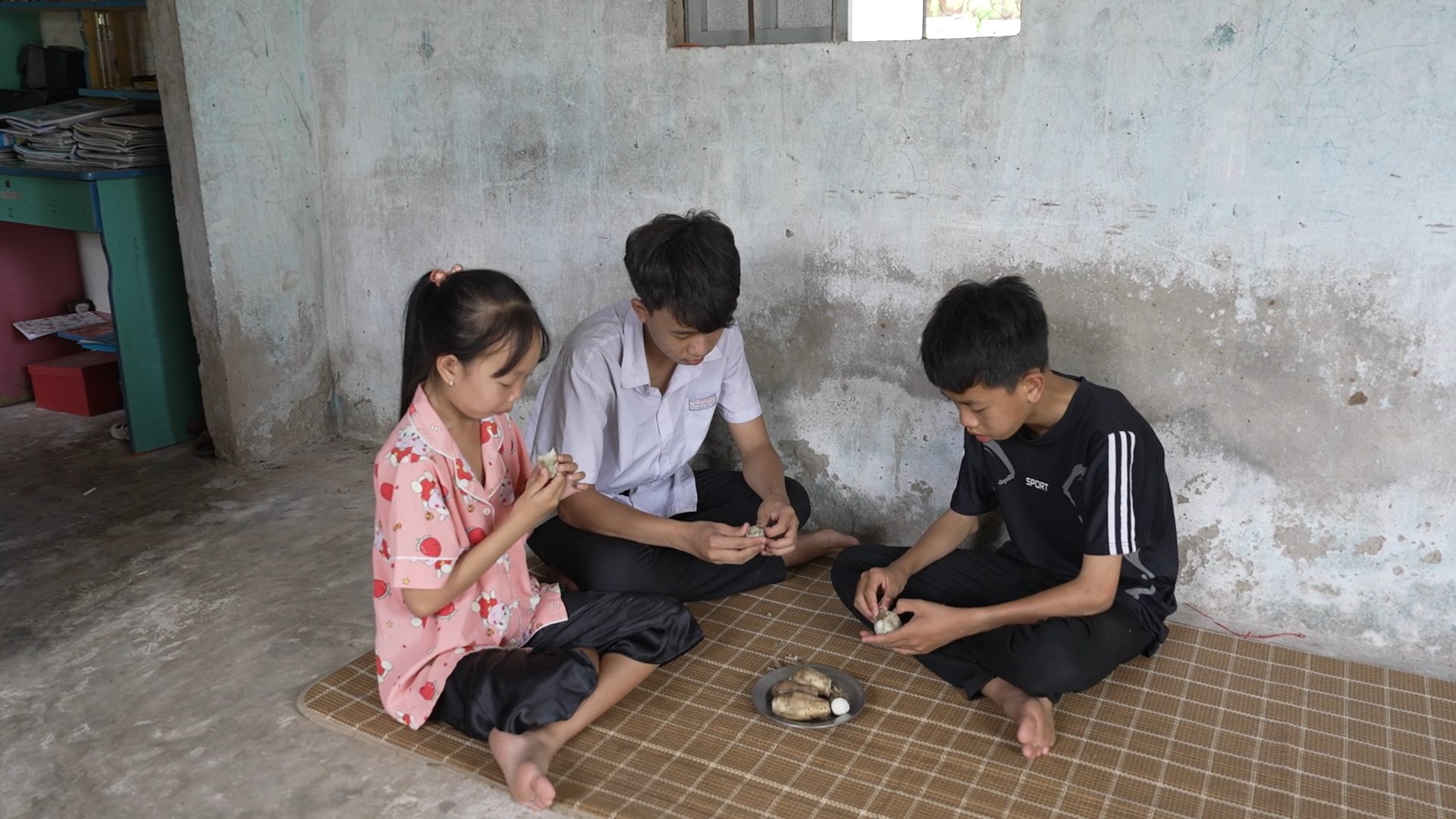 Không đủ tiền mua gạo, gia đình em phải thường xuyên vay mượn từng bữa cơm.