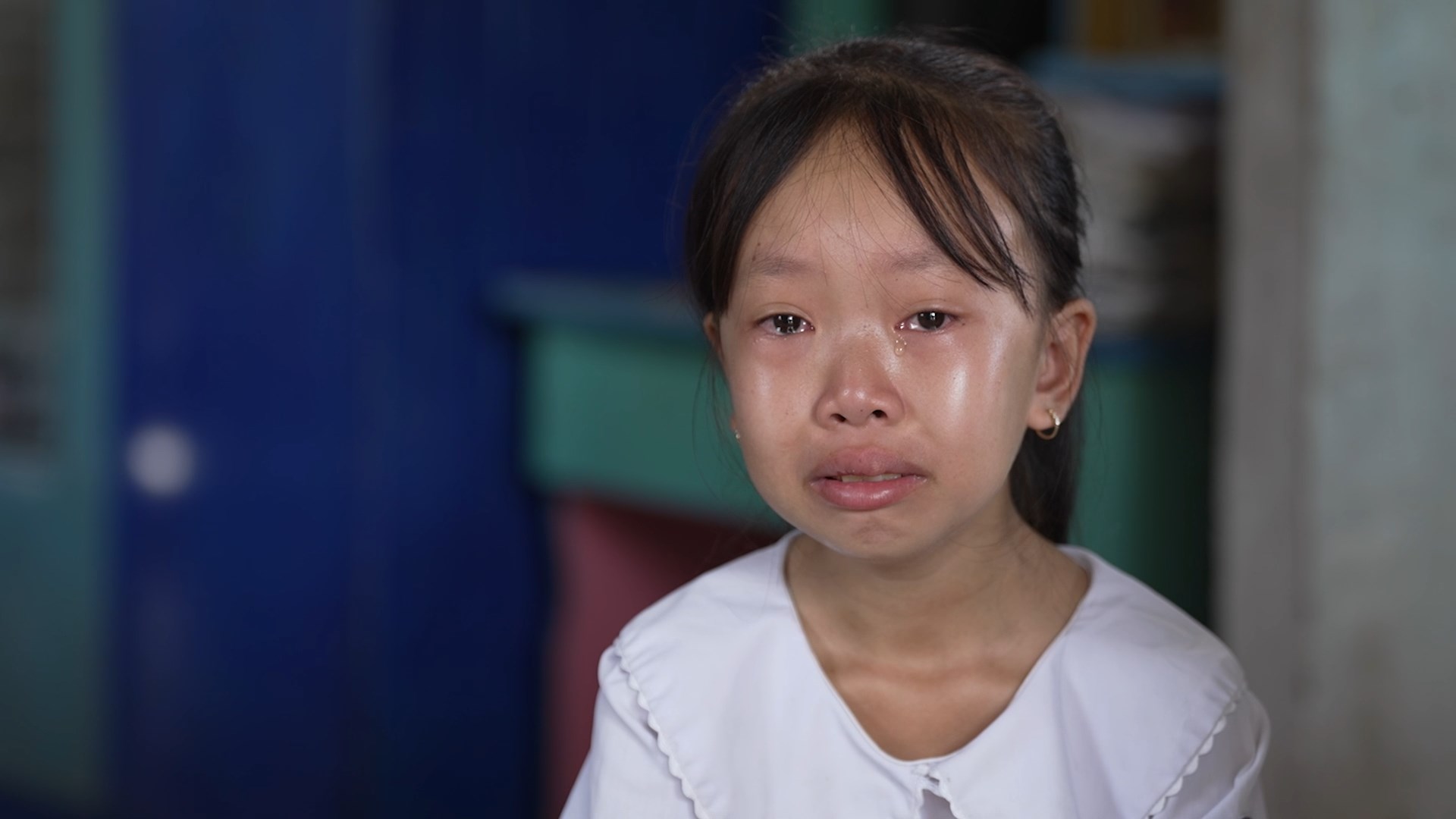 Nỗi đau mất đi người thân là cú sốc lớn mà cô bé 10 tuổi phải trải qua.
