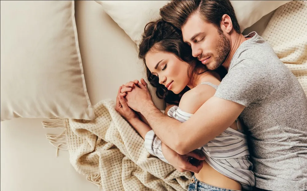 tư thế ôm nhau ngủ kiểu úp thìa