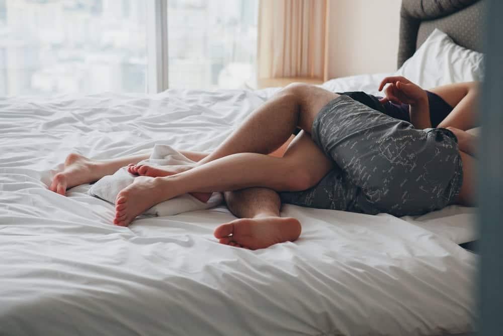 Tư thế ôm đan chân người yêu