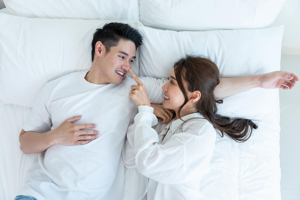 Ôm nhau ngủ có thật sự giúp bạn thư giãn và ngủ ngon hơn?