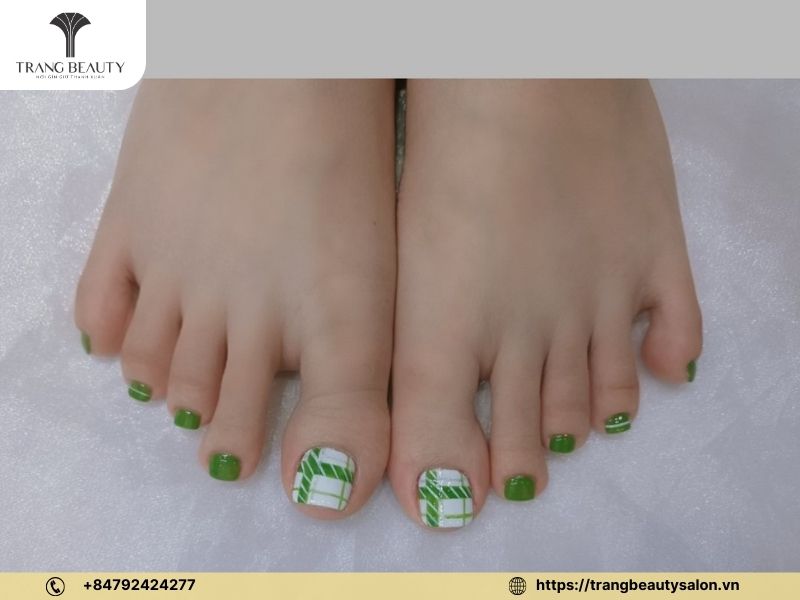 Móng màu xanh bơ sơn xen kẽ