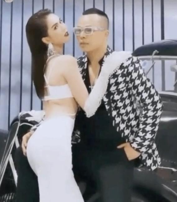 Vũ Khắc Tiệp vỗ mông Ngọc Trinh một cách thô thiển-2