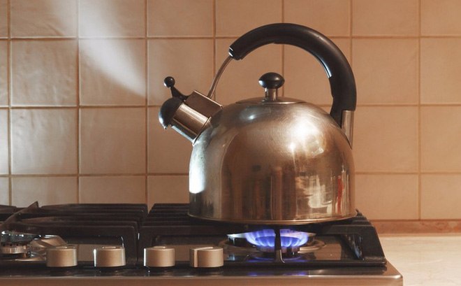 Tại sao nhiệt độ nước không thay đổi khi bạn tiếp tục đun sôi
