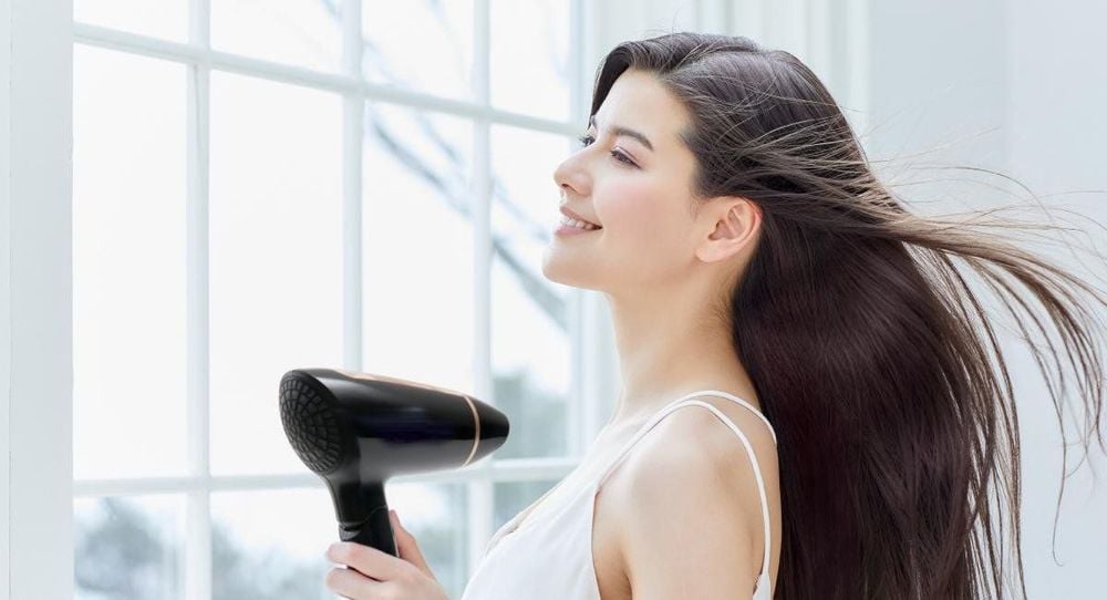 Sấy tóc cách xa 15cm và di chuyển máy sấy liên tục có thể làm giảm hư tổn
