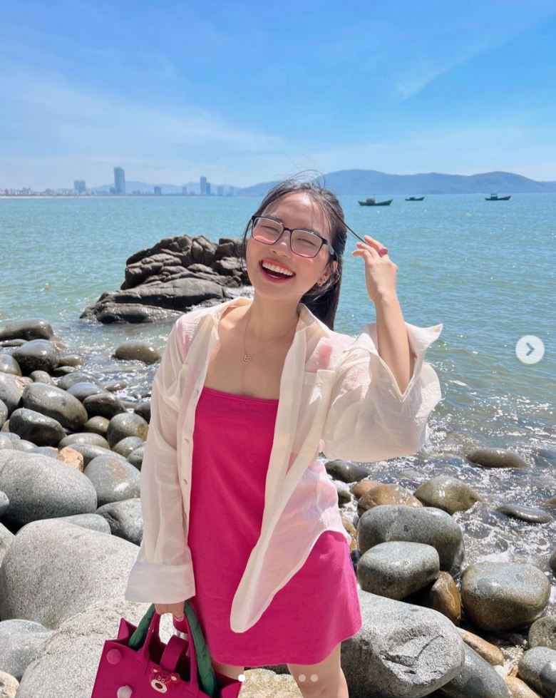 Cộng hưởng cùng nụ cười toả nắng, gương mặt thanh tú hài hoà, những hình ảnh mộc mạc của cô bé dân ca nhanh chóng nhận về lượng tương tác khủng.