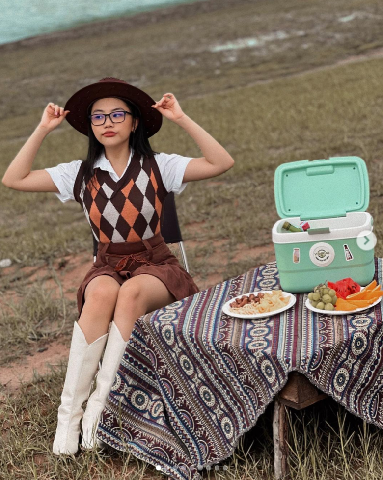 Dù là đi du lịch, thói quen ăn uống của nữ ca sĩ vẫn không thay đổi. Có lẽ nhờ đó mà cô bạn sở hữu mặt mộc đẹp không tỳ vết cùng body ngày càng thon thả.