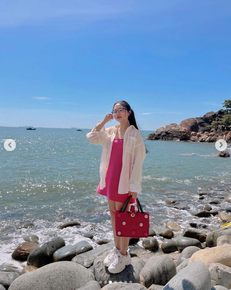 Dù chỉ mặc trang phục đơn giản, thế nhưng giọng ca 10X vẫn khéo khoe thân hình thon thả thông qua việc phô diễn đôi chân dài thẳng tắp.