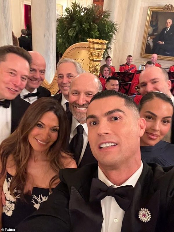 Bức ảnh “tự sướng” đắt giá của Ronaldo tại Nhà Trắng