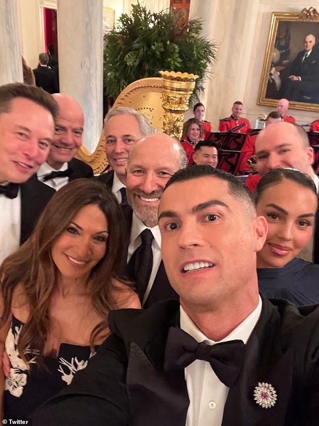 Bức ảnh “tự sướng” đắt giá của Ronaldo tại Nhà Trắng - 1