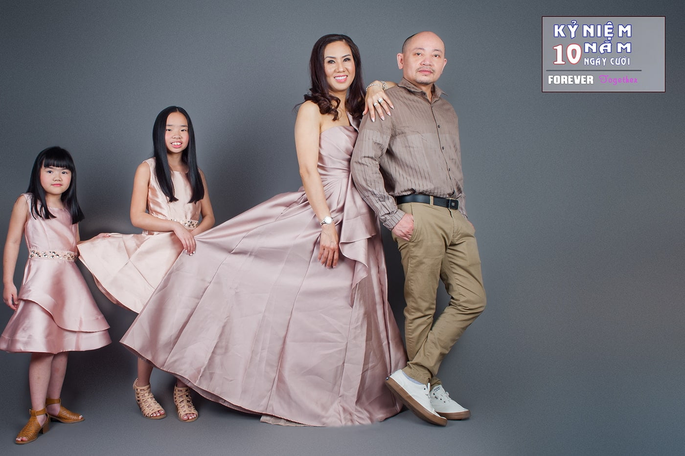 Anh gia dinh 8 - 19 cách tạo dáng chụp ảnh gia đình tự nhiên nhất - HThao Studio