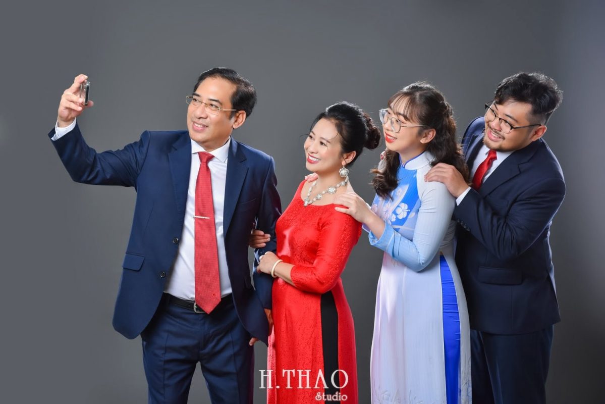 #45 Cách tạo dáng chụp ảnh gia đình 4 người ấn tượng nhất – HThao Studio