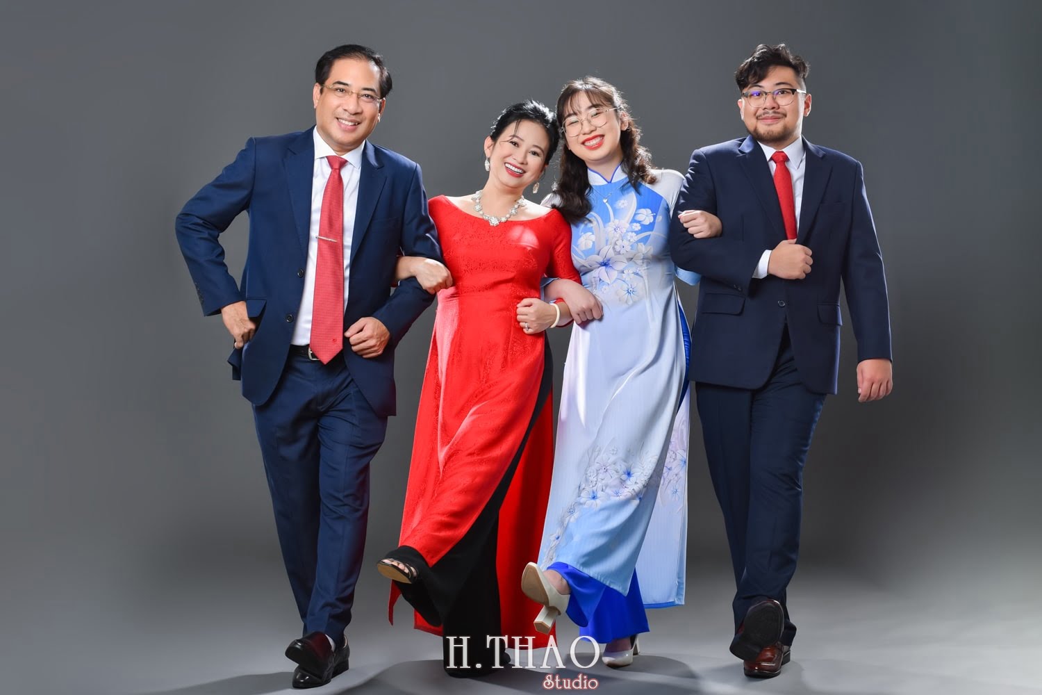 Anh gia dinh 4 nguoi 4 min - #45 Cách tạo dáng chụp ảnh gia đình 4 người ấn tượng nhất - HThao Studio