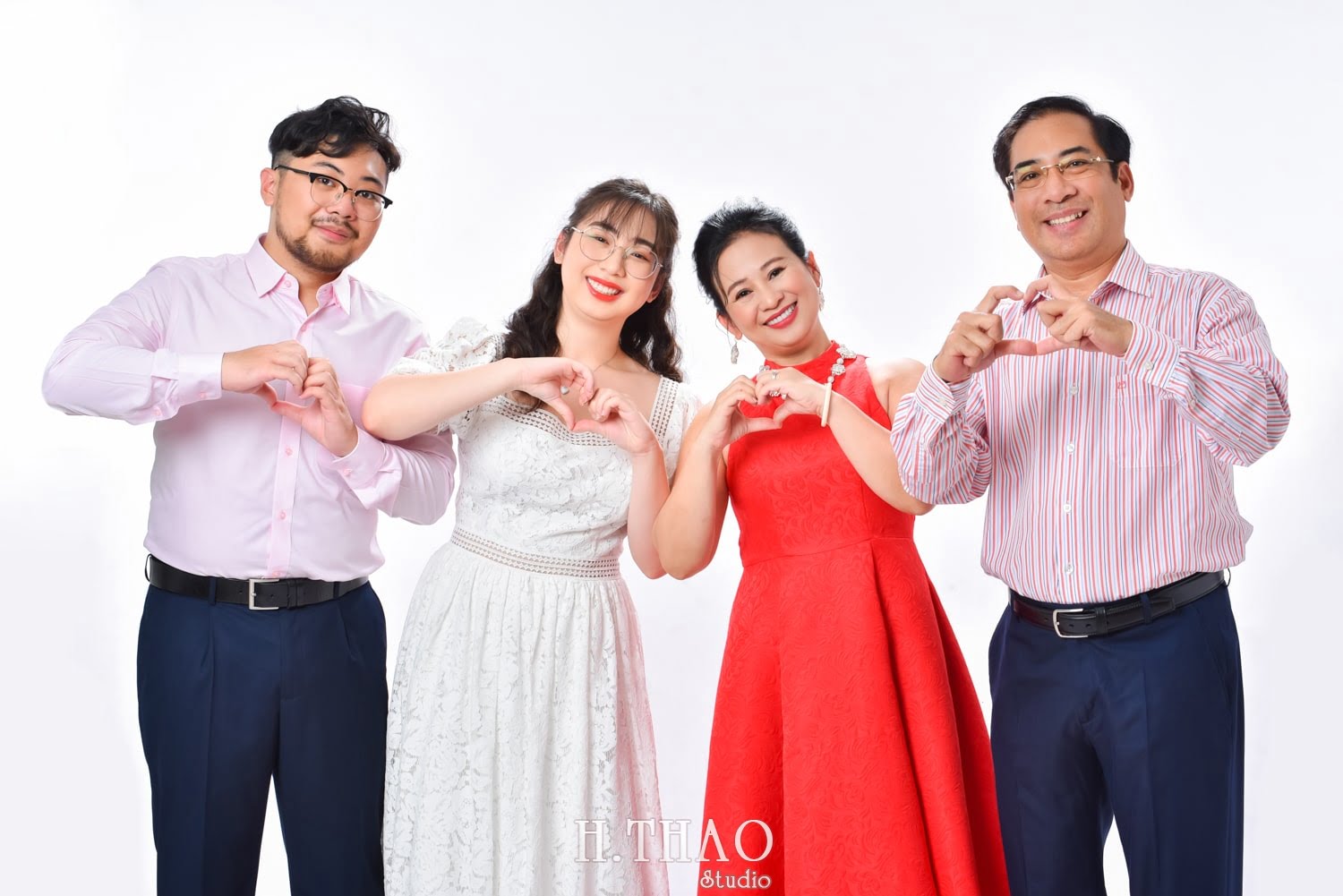 Anh gia dinh 4 nguoi 14 min - #45 Cách tạo dáng chụp ảnh gia đình 4 người ấn tượng nhất - HThao Studio
