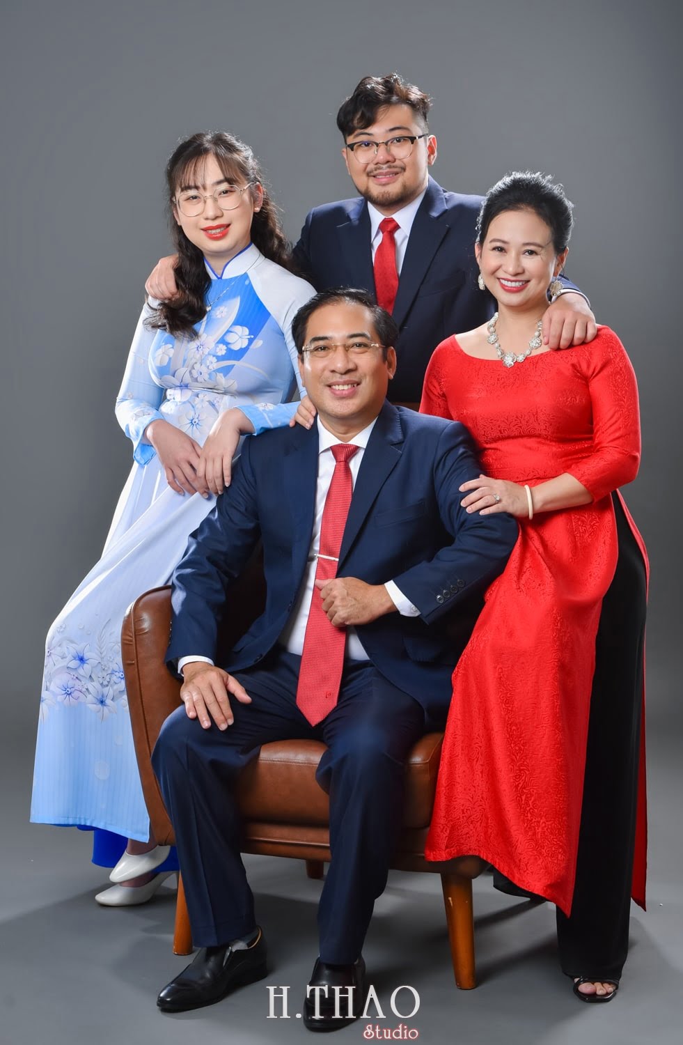 Anh gia dinh 4 nguoi 12 min - #45 Cách tạo dáng chụp ảnh gia đình 4 người ấn tượng nhất - HThao Studio