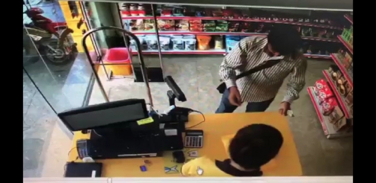 Đối tượng nói tiếng Trung Quốc dùng tờ tiền 500 ngàn đồng lừa đảo hàng loạt chủ shop
