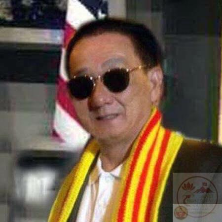 Trần Dần đứng giữa khung cảnh bình thường nhưng caption lại gây sốc