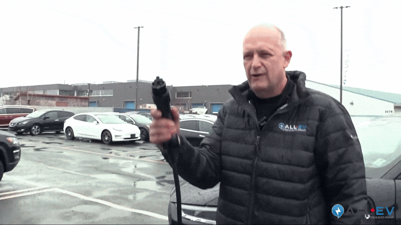 David Giles, chuyên gia về xe điện, đồng sáng lập Công ty ALL EV Canada Inc. nay đã bán lại Steele Auto Group, khẳng định sạc xe điện dưới trời mưa là an toàn, thậm chí có thể vừa cắm sạc vừa rửa xe - Ảnh: ALL EV