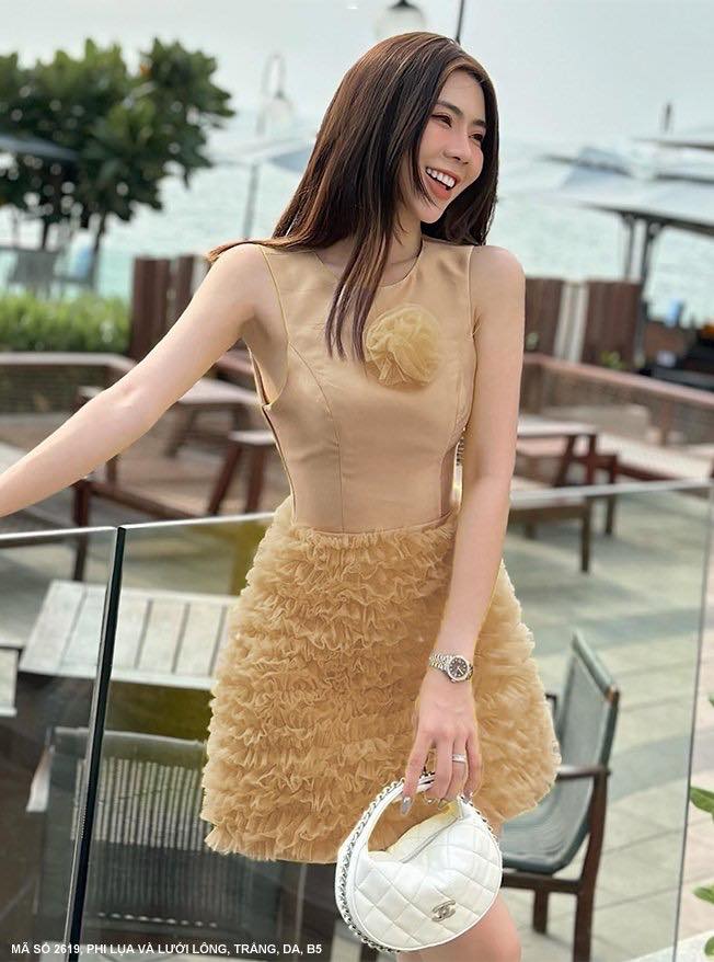 Đầm vàng đẹp mắt, cách điệu.