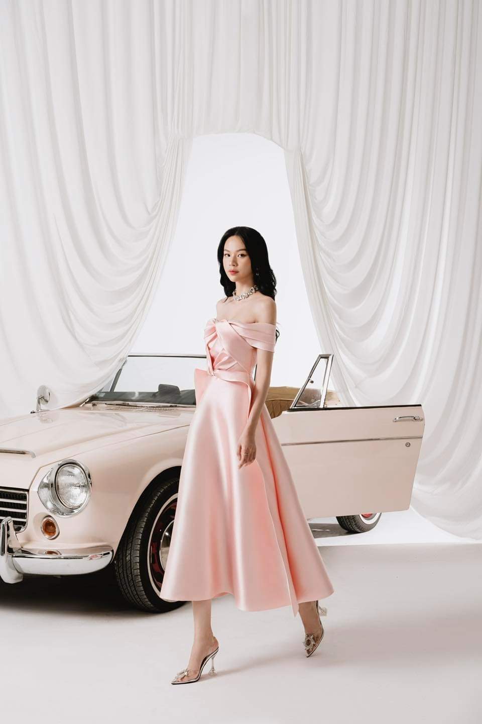Đầm hồng nhẹ nhàng nhưng vẫn nổi bật.