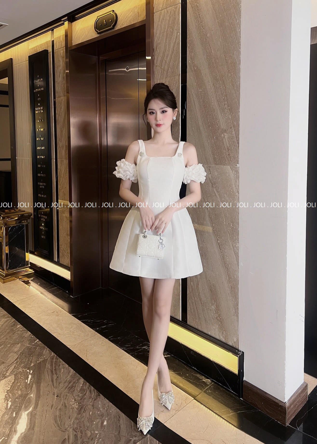 Đầm ngắn trẻ trung.