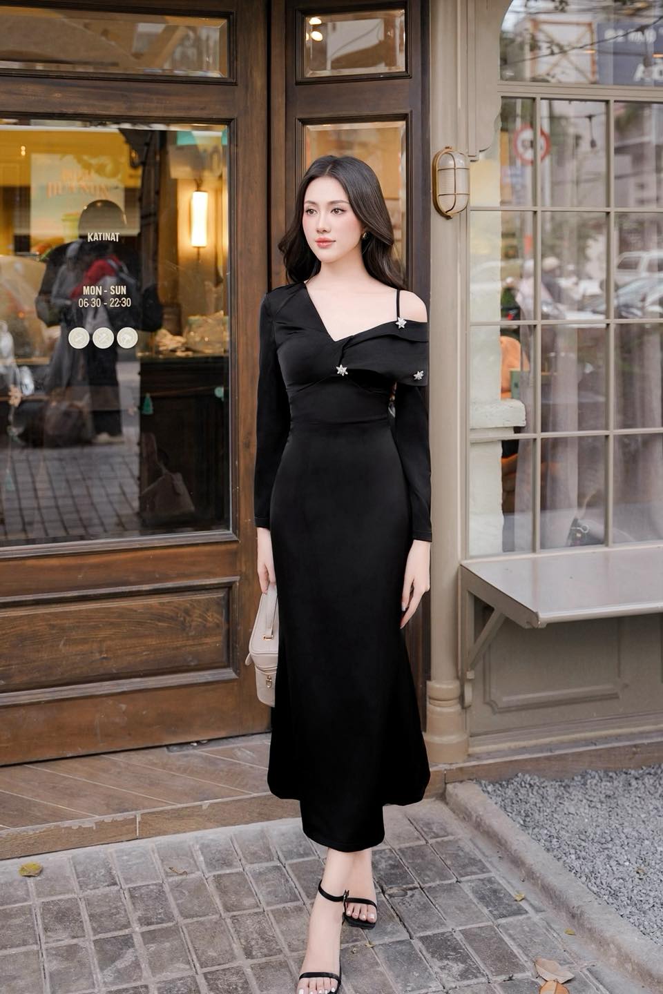 Story gợi ý đến nàng thiết kế lôi cuốn trong gam màu đen.