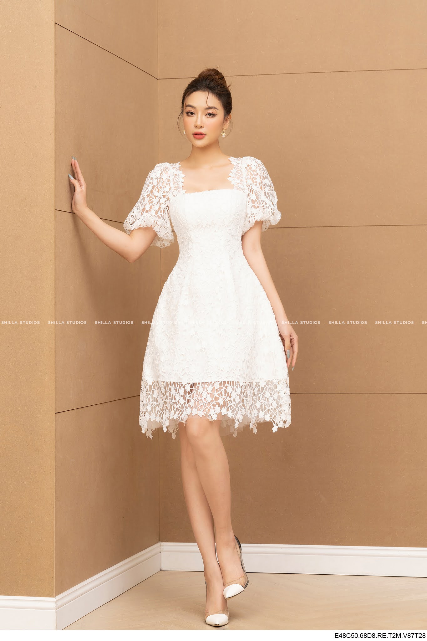 Họa tiết ren mềm mại cùng form dáng tay bồng nhẹ nhàng.