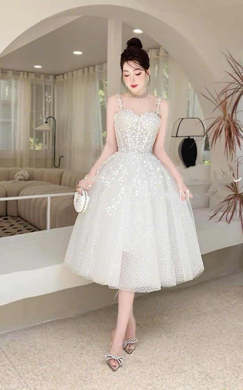 Đầm trắng tinh khôi.