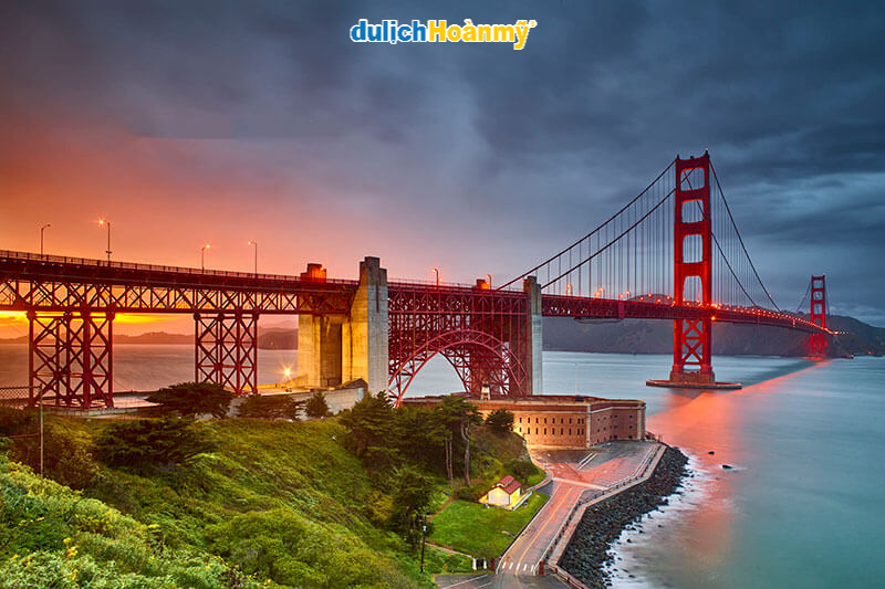 Cầu Cổng Vàng (Golden Gate Bridge) - biểu tượng nổi tiếng nhất của San Francisco