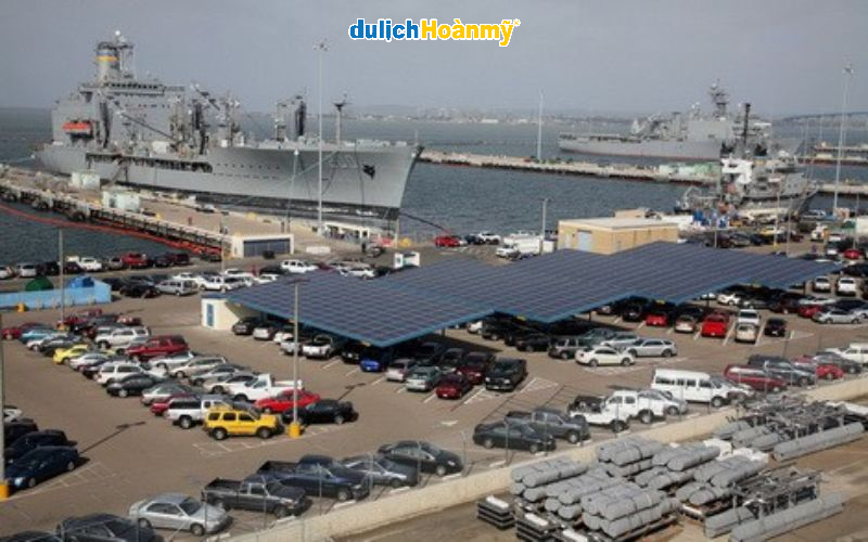 Vịnh San Diego là một cảng tự nhiên sâu, nơi đặt căn cứ Hải quân lớn của Hoa Kỳ