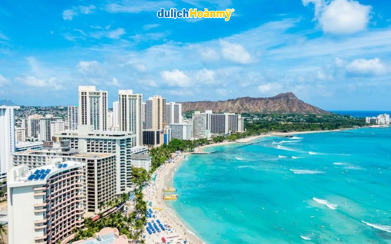 Bãi biển Waikiki là một trong những bãi biển nổi tiếng nhất thế giới