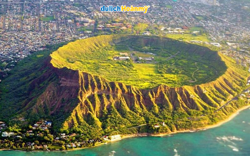 Núi lửa Diamond Head là một trong những địa danh biểu tượng của Honolulu