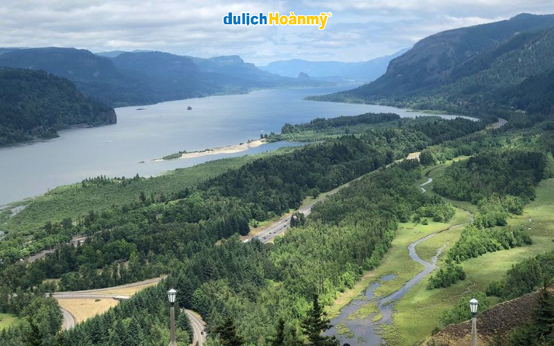 Hẻm núi Columbia Gorge với những thác nước tráng lệ