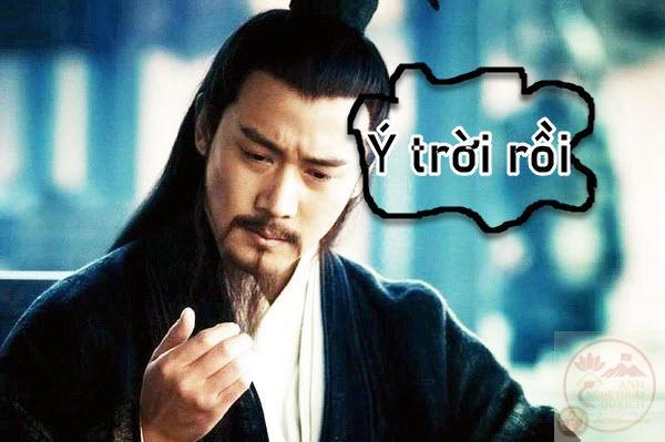 Chiếc quạt lông huyền thoại được chế thành chi tiết châm biếm đầy hài hước