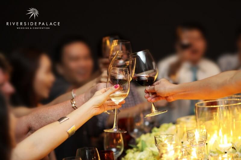 Tận hưởng ngày kỷ niệm bên người thân, bạn bè