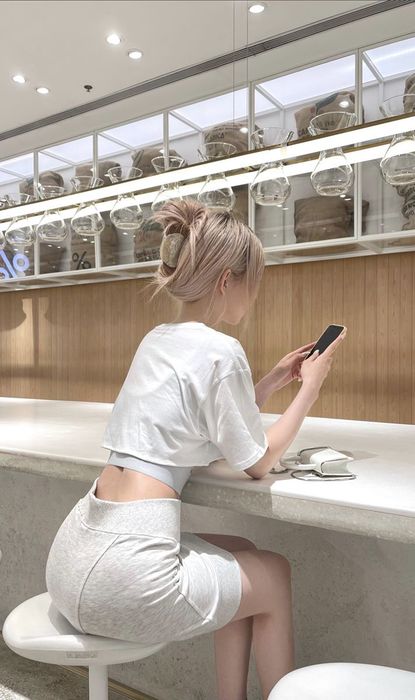 Bức ảnh một cô gái xinh đẹp mặc váy ngắn đang che mặt, đúng là gái xinh mặc váy ngắn!