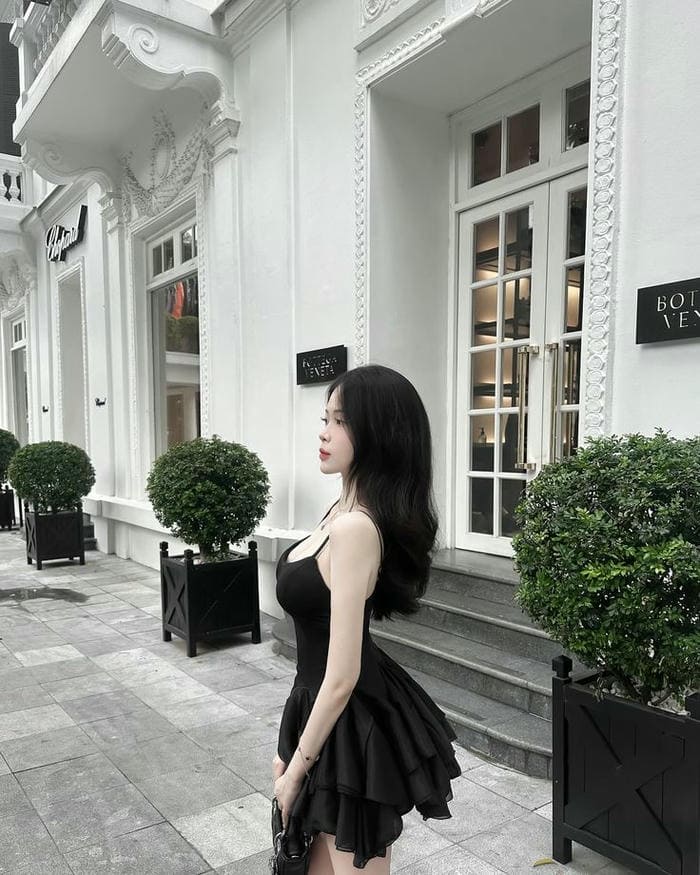 Hình ảnh gái xinh mặc váy ngắn xếp ly đen cực chất, gợi cảm và quyến rũ.