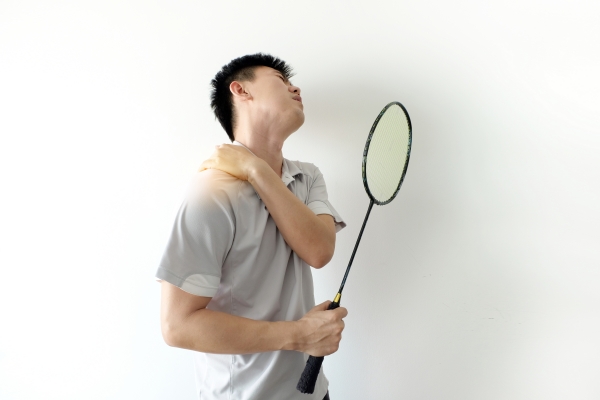Đánh cầu lông bị đau vai có sao không, xử trí thế nào?