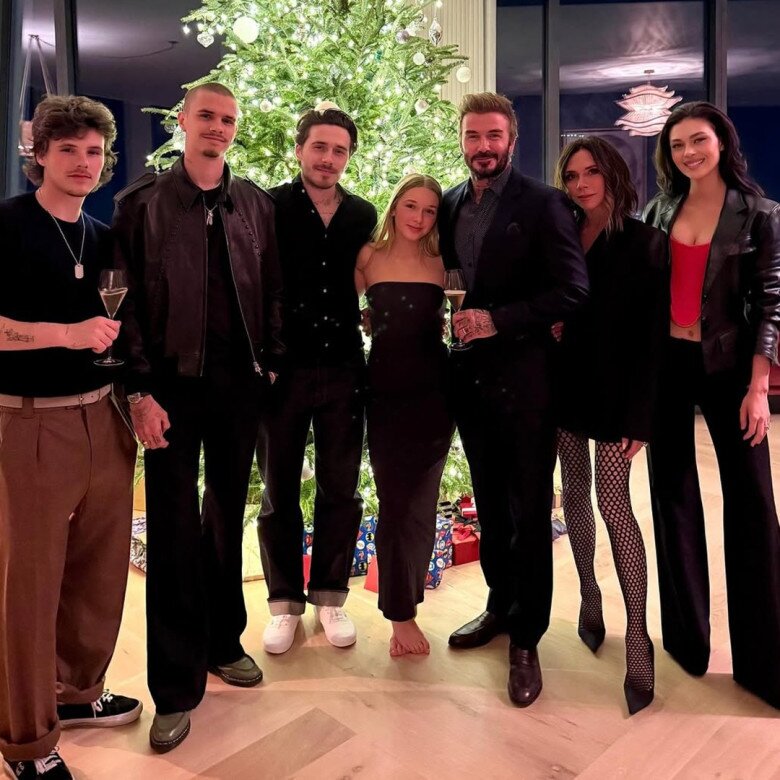 Xem video: Con gái David Beckham yêu thích mặc váy lụa 2 dây mỏng manh tuổi dậy thì