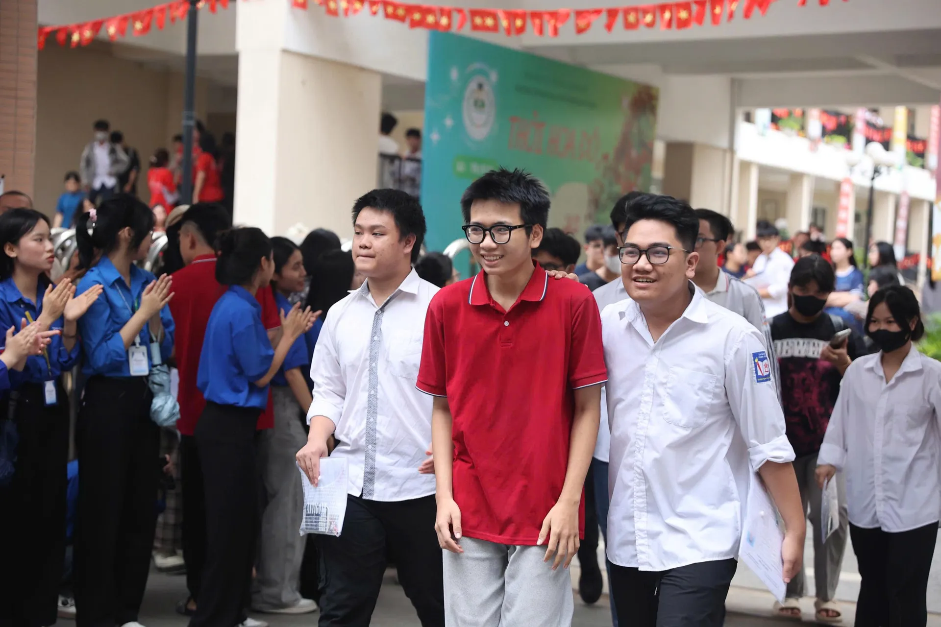 Thí sinh 2K7 thở phào, hoàn thành kỳ thi tốt nghiệp THPT 2025