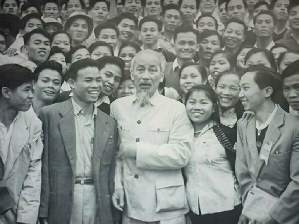 Ảnh đen trắng Bác Hồ chụp ảnh cùng các đại biểu nhân dân