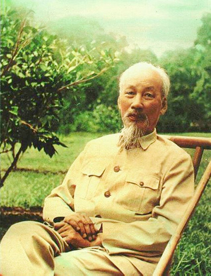 Hình ảnh Bác Hồ với vẻ đẹp ung dung tự tại