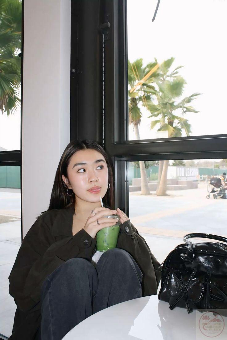 Khi cầm ly nước trên tay, lòng người cũng thêm nhẹ nhàng thanh thản