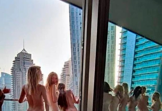 Tay chơi người Mỹ bán đấu giá video bí mật về nhóm gái xinh khoe thân ở Dubai