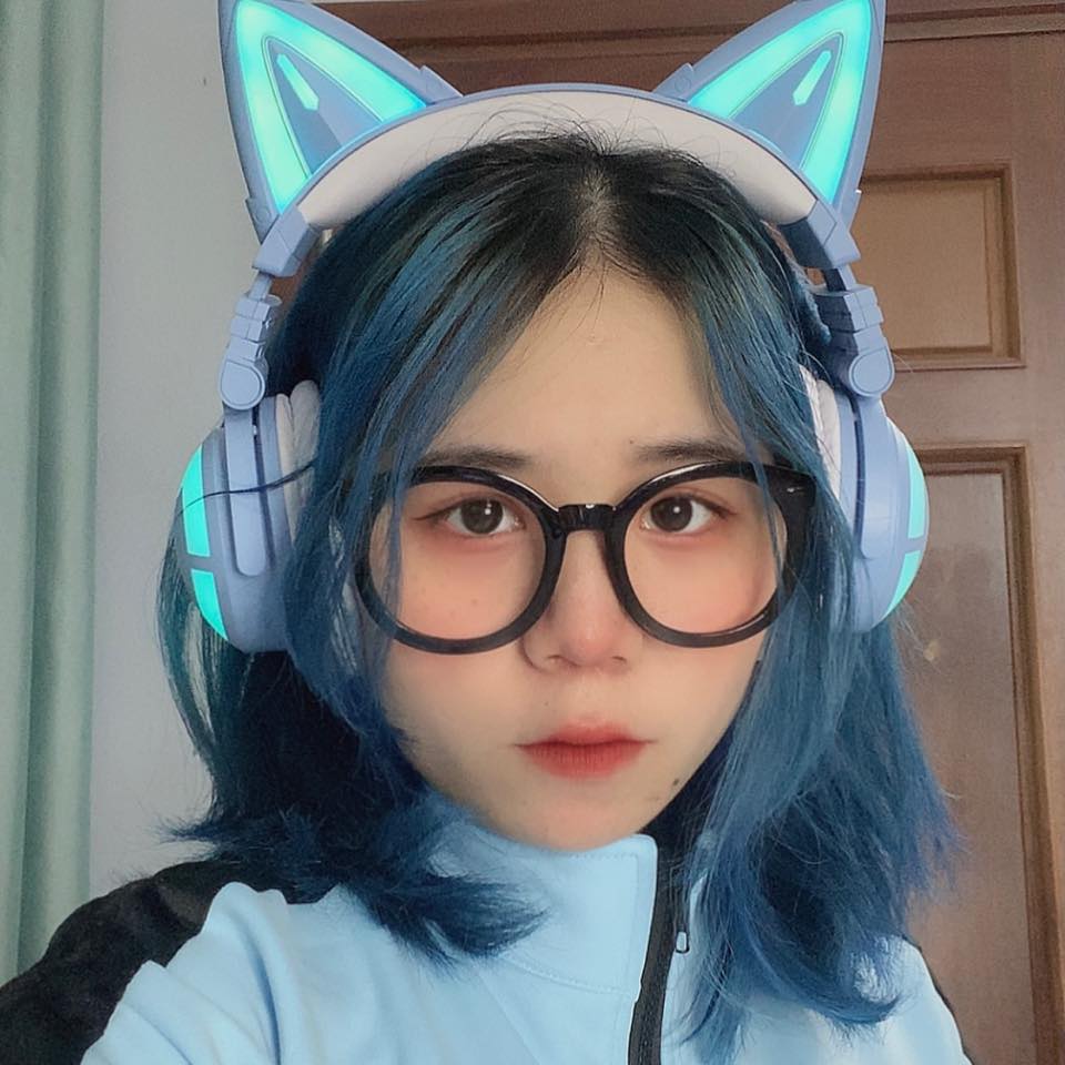 Mèo Simmy (SN 2001, Huế) được biết đến với vai trò là Streamer Minicart trên nền tảng YouTube. Với hơn 2 triệu người theo dõi