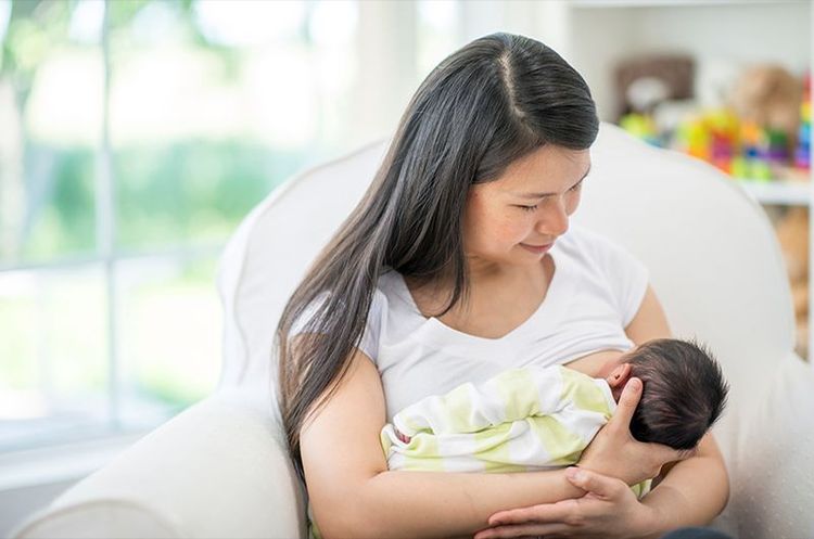 Uống rượu khi đang cho con bú: Những câu hỏi thường gặp